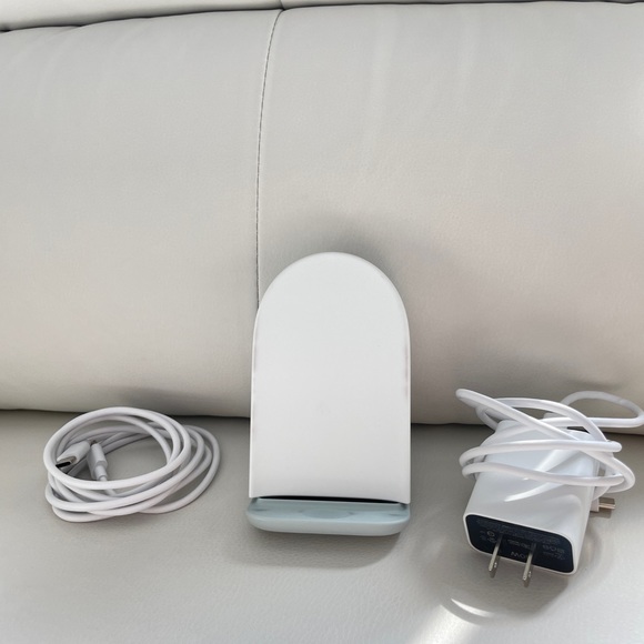 Brand new Google Pixel 7 Pro 256GB Hazel + 2nd G Google Pixel wireless charger - Picture 3 of 5